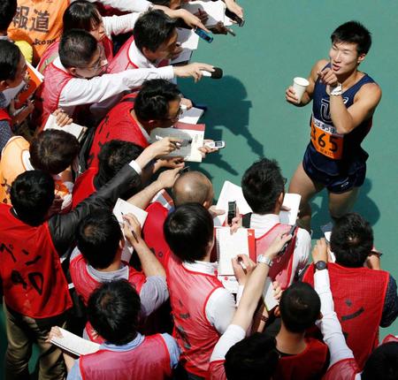 　男子１００メートル予選を通過し、記者の質問に答える桐生祥秀