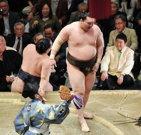 稀勢の里（左）を下手投げで下し、全勝を守った白鵬＝両国国技館（撮影・出月俊成）