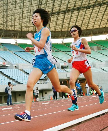 　女子１万メートルで優勝した伊藤舞。右は２位の堀江美里＝ヤンマースタジアム長居