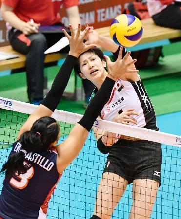 　日本-ドミニカ共和国　第２セット、スパイクを決める長岡＝東京体育館