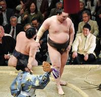 稀勢の里（左）を下手投げで下し、全勝を守った白鵬＝両国国技館（撮影・出月俊成）