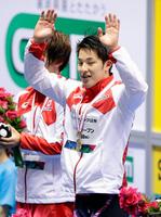 男子２００メートルバタフライで優勝し、表彰式で歓声に応える瀬戸大也＝東京辰巳国際水泳場