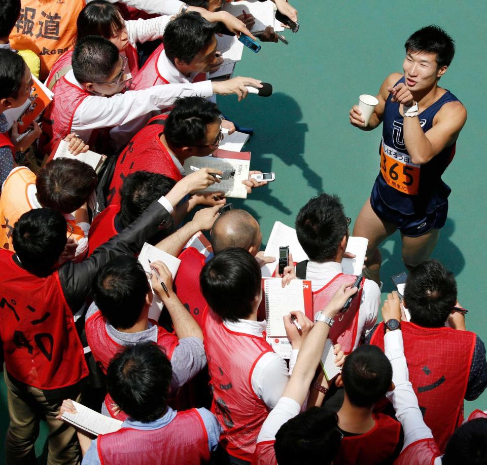 　男子１００メートル予選を通過し、記者の質問に答える桐生祥秀