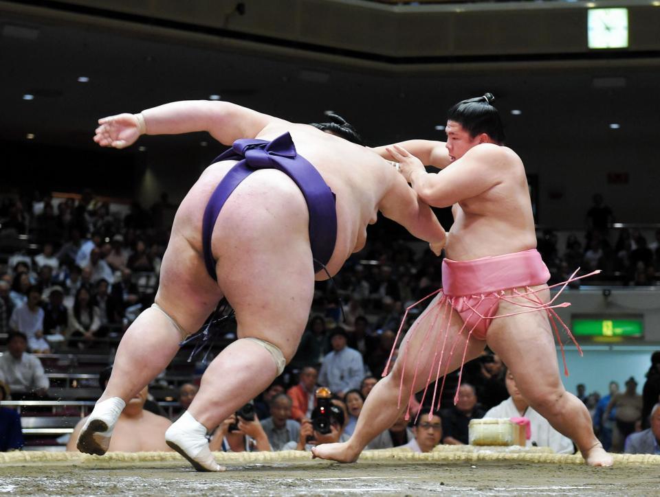 天風（左）に攻められる宇良＝両国国技館（撮影・堀内翔）