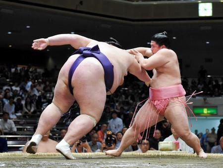 　天風（左）に攻められる宇良