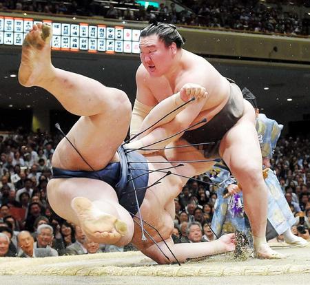 　稀勢の里を下手投げで下す白鵬
