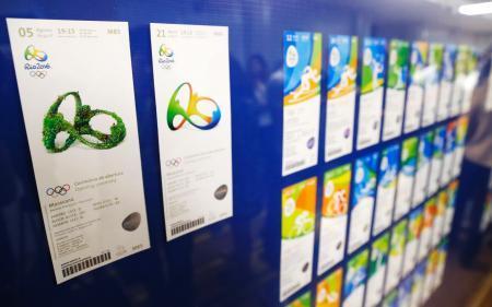 　リオデジャネイロ五輪の（左から）開会式、閉会式などの入場券デザイン＝２０日、リオデジャネイロ（共同）