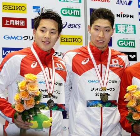 男子４００メートル個人メドレーの表彰式で、記念写真に納まる優勝した萩野公介（右）と２位の瀬戸大也