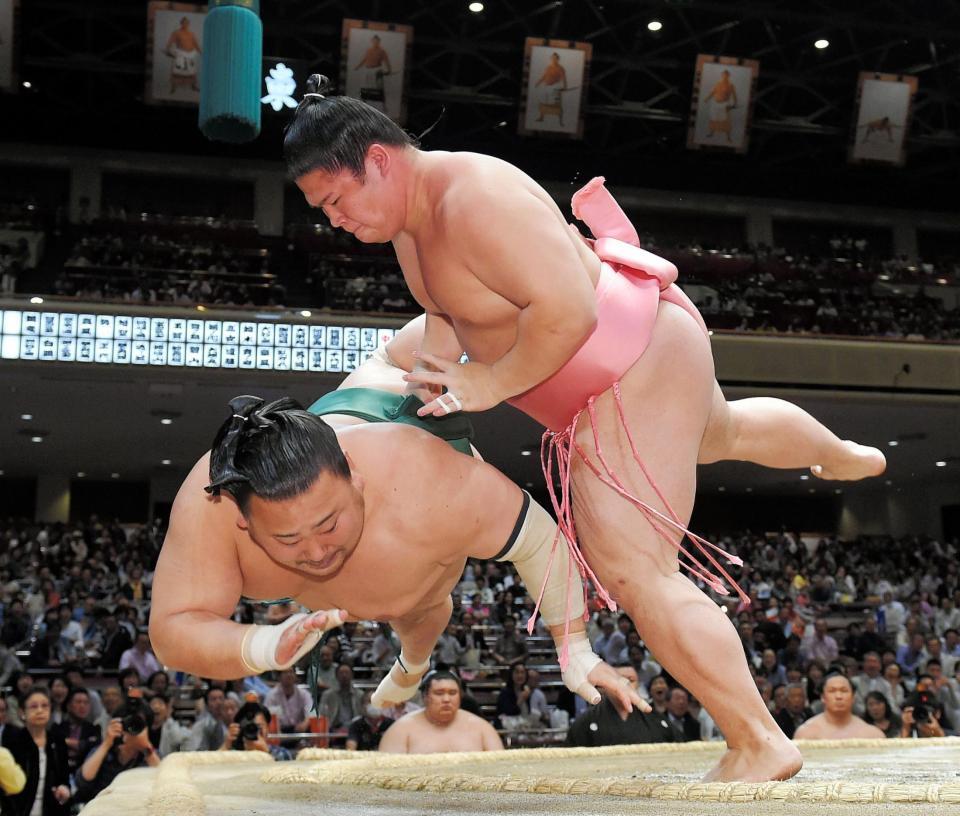 宇良が上手出し投げで旭日松（下）を破る＝両国国技館（撮影・堀内翔）