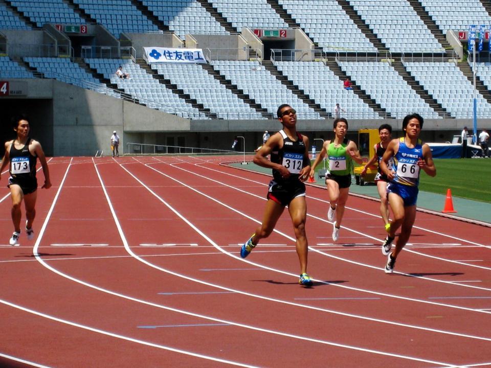 男子２００メートルにオープン参加したサニブラウン（３１２）＝ヤンマースタジアム長居