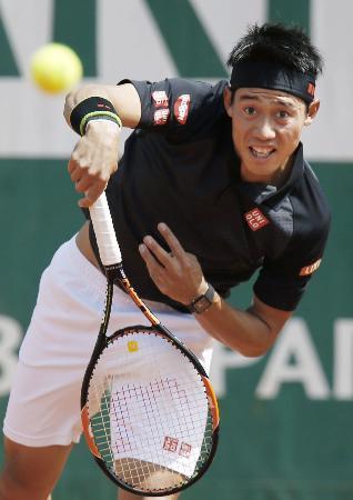 　男子シングルス２回戦　サーブを放つ錦織圭＝パリ（共同）