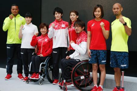 　リオ五輪・パラリンピックの日本代表選手団公式スポーツウエアを着てポーズをとる、体操の加藤凌平選手（中央左）、レスリングの吉田沙保里選手（同右）ら＝２６日午後、東京都千代田区
