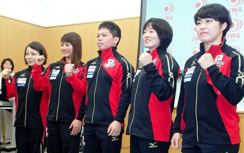 　リオデジャネイロ五輪代表に決定した（左から）三宅、八木、糸数、安藤、松本