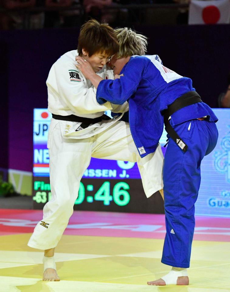 　オランダ選手（右）を破り優勝した田代未来