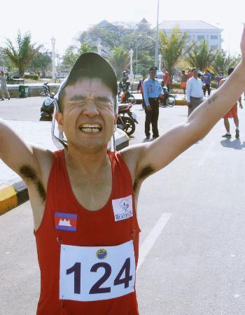 　男子マラソンの五輪カンボジア代表選考会で優勝した猫ひろしさん＝５月８日、カンボジア南部（共同）