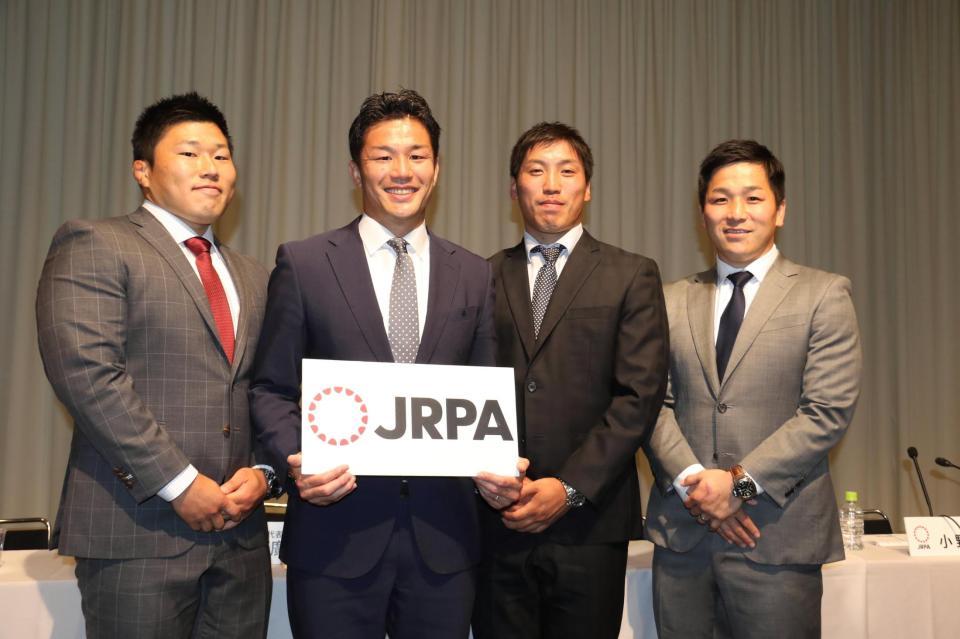 日本ラグビー選手会設立会見に出席した広瀬会長（左から２人目）、川村、和田、小野の各選手（左から）