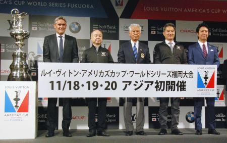 　アメリカズカップの前哨戦が福岡県でアジア初開催されると発表し、記念撮影するソフトバンク・チーム・ジャパンの早福和彦総監督（右から２人目）ら＝２日、東京都内