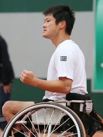 　車いすの部男子シングルス１回戦　ポイントを奪いガッツポーズする国枝慎吾＝パリ（共同）