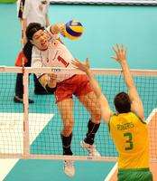 第１セット、スパイクを放つ清水邦広＝東京体育館（撮影・棚橋慶太）