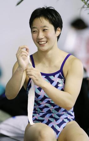 　女子３メートル板飛び込みで優勝し、笑顔の板橋美波＝東京辰巳国際水泳場