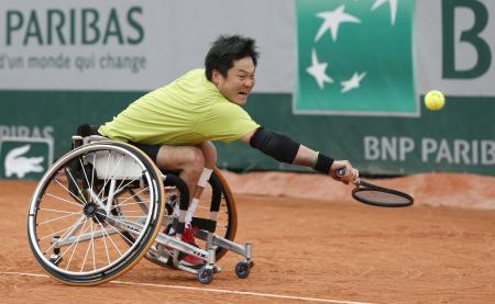 　車いすの部男子シングルス準決勝　ボールを追う国枝慎吾。フェルナンデスに敗れた＝パリ（共同）