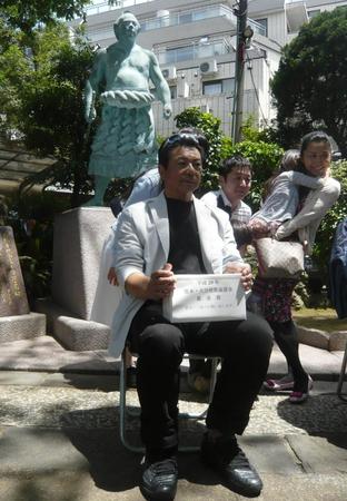 千代の富士の銅像の前で募金活動をする九重親方