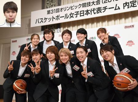 　リオデジャネイロ五輪のバスケットボール女子日本代表に選ばれ笑顔を見せる（前列左から）町田、本川、栗原、吉田、近藤、三好、（後列左から）長岡、王、高田、間宮、宮沢＝６日午後、東京都港区。顔写真は渡嘉敷