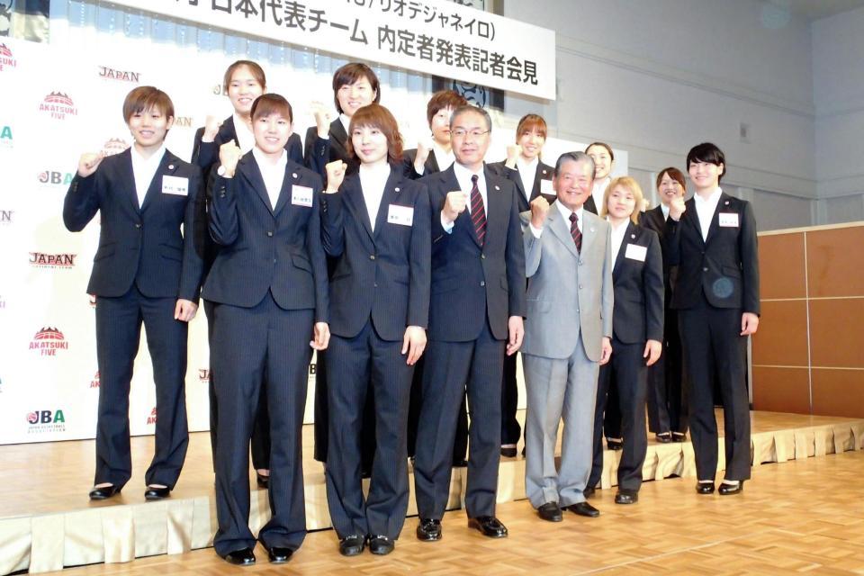 　リオ五輪に向け意気込むバスケットボール女子日本代表と川淵会長（前列左から４人目）＝都内
