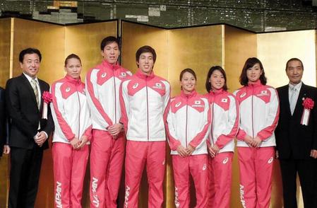 母校の壮行会に出席した小関（左から３人目）ら日体大競泳チーム。左端は藤森コーチ