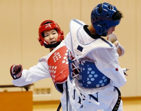 　練習するリオ五輪代表の浜田真由（左）＝味の素ナショナルトレーニングセンター