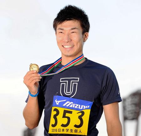 男子１００メートルで優勝しメダルを手に笑顔の桐生