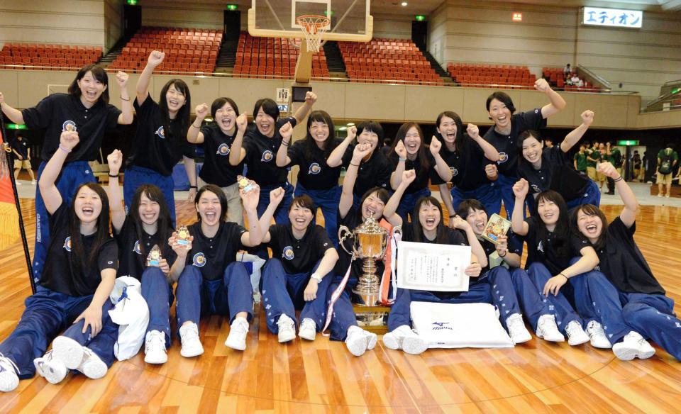 　劇的な逆転勝利で４年ぶりの優勝を飾り、喜びを爆発させる愛知学泉大