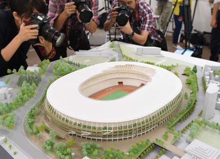 　完成した２０２０年東京五輪・パラリンピックのメインスタジアム、新国立競技場の模型。リオデジャネイロ大会で東京大会のＰＲ拠点となる「ジャパンハウス」で展示される＝１７日午後、東京都港区