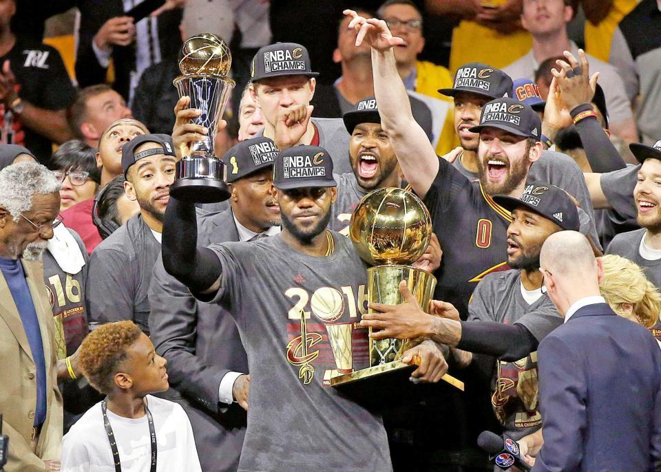　ＭＶＰトロフィーと優勝トロフィーを手に喜ぶジェームズ（中央）らキャバリアーズ（ＡＰ＝共同）