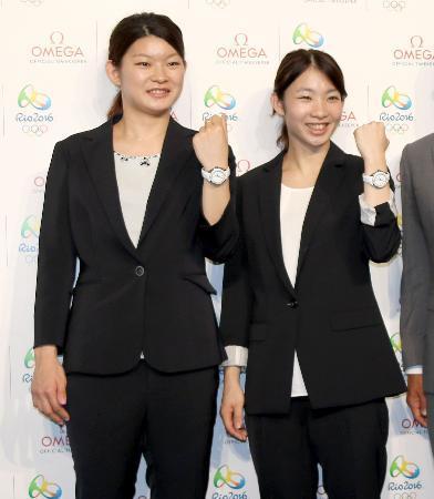　「オメガ」による壮行会で笑顔の、バドミントン女子ダブルスの高橋礼華（左）、松友美佐紀組＝２２日、東京都内