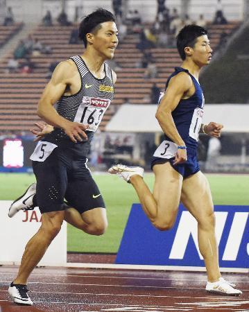 　男子１００メートル準決勝　１０秒２６の山県亮太（左）と１０秒２９の桐生祥秀。ともに決勝に進んだ＝パロマ瑞穂スタジアム