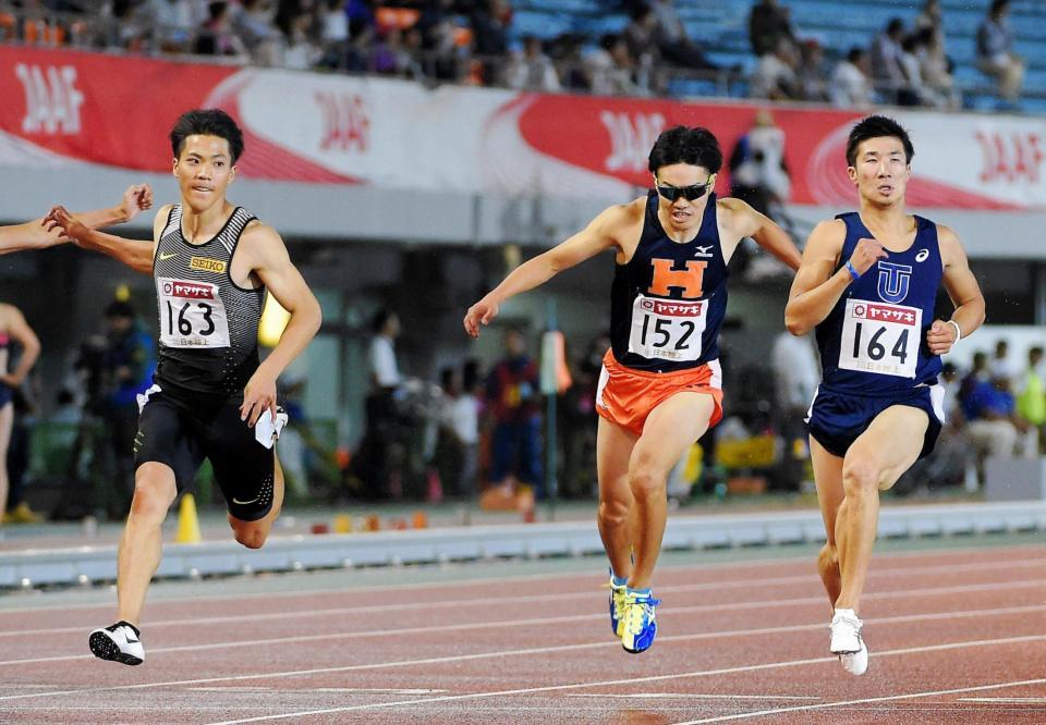 男子１００ｍ準決勝、１位の山県亮太（左）と桐生祥秀（右）＝パロマ瑞穂スタジアム（撮影・堀内翔）