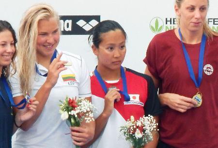 　女子１００メートル平泳ぎで３位となった渡部香生子（右から２人目）＝ローマ（共同）