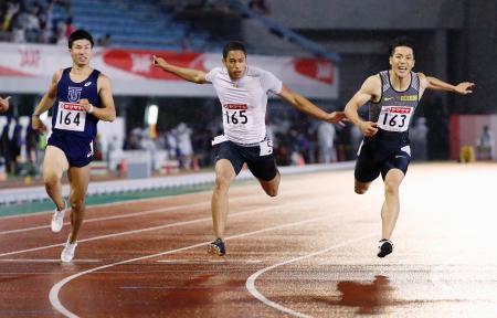 　男子１００メートル決勝　１０秒１６で優勝したケンブリッジ飛鳥。右は２位の山県亮太、左は３位の桐生祥秀＝パロマ瑞穂スタジアム