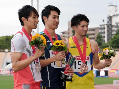 男子２００ｍ（左から）２位の高瀬慧、優勝した飯塚翔太、３位の原翔太＝パロマ瑞穂スタジアム