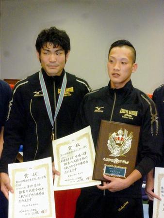 ＭＶＰに輝いた芦屋大の中嶋一輝主将と階級賞を獲得した平仲信裕