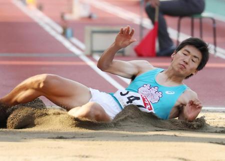 　２回目の跳躍がファールとなった山下航平