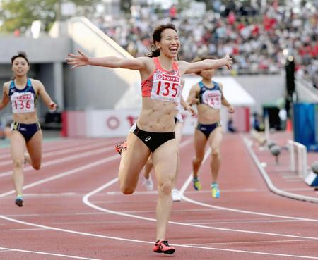 　女子２００メートル決勝で、２２秒８８の日本新をマークし６連覇した福島千里（撮影・今泉慶太）