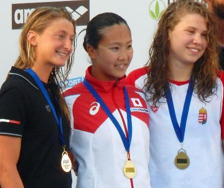 　競泳セッテコリ国際の女子２００メートル平泳ぎで優勝した渡部香生子（中央）＝ローマ（共同）