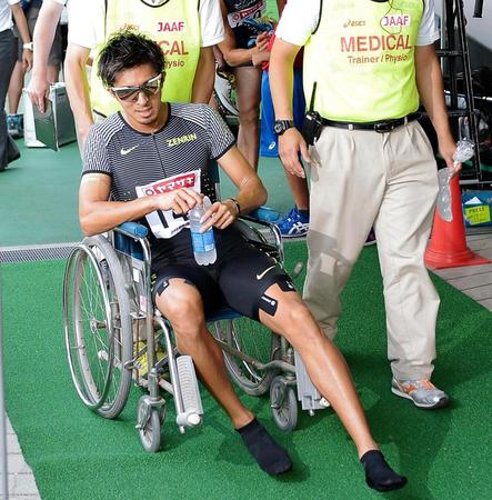 男子２００ｍ決勝後、車いすでトラックを後にする藤光謙司＝６月２６日