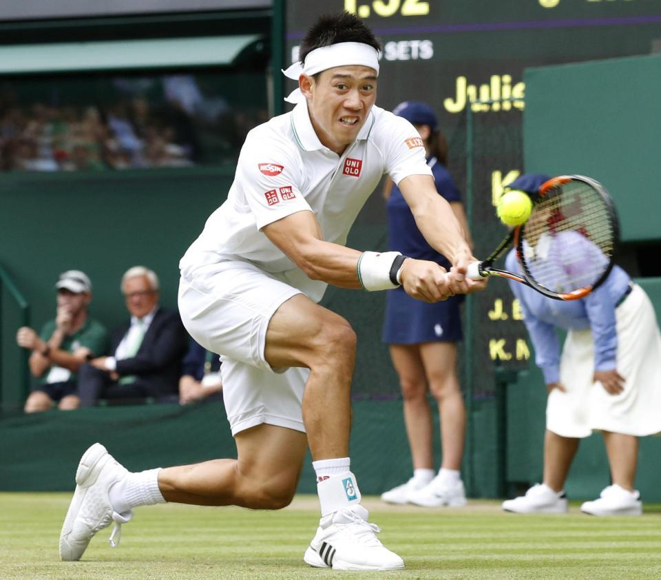 　男子シングルス２回戦　ジュリアン・ベネトーと対戦しリターンする錦織圭＝ウィンブルドン（共同）