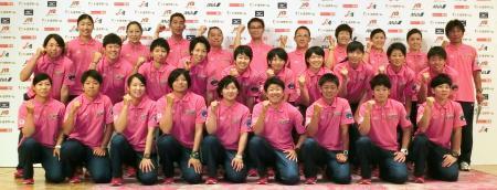 　世界選手権で３連覇に挑むソフトボール女子日本代表の選手ら＝２日、東京都内のホテル
