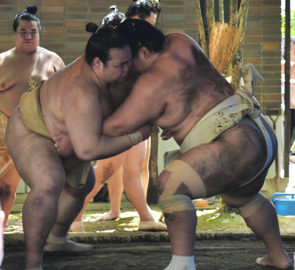 琴奨菊を相手に稽古をする稀勢の里（左）＝二所ノ関部屋