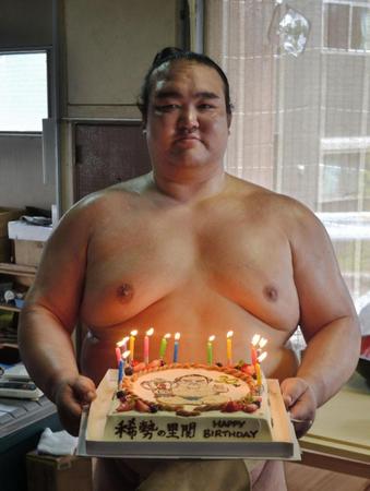 バースデーケーキを持ち、ちょっと緊張気味の稀勢の里＝長久手市内の田子ノ浦部屋