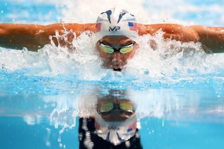 　男子１００メートルバタフライ決勝で泳ぐマイケル・フェルプス＝２日、米ネブラスカ州オマハ（ゲッティ＝共同）